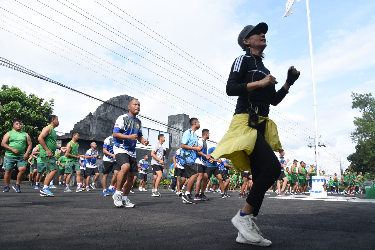 Prajurit Korem 073/Makutarama Jaga Kesehatan Dengan Senam Aerobik dan Jalan Santai